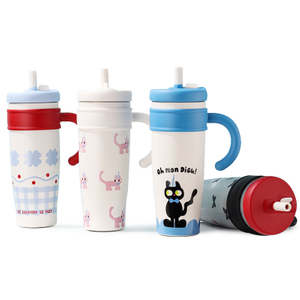 Bicchiere grande in acciaio inossidabile isolato con manico e cannuccia