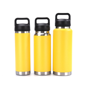 Bottiglia di acqua da campeggio isolata a volume con rivestimento in polvere di massa